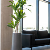 Nax Pflanzkübel Grau aus Fiberstone – im Lifestyle-Setting