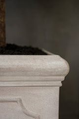 Block Classic Pflanzkübel Taupe aus Fiberstone – Detailansicht der Heritage-Oberfläche