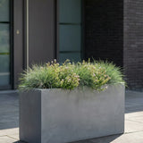 Jort Pflanzkübel Grau aus Fiberstone – runder Kübel im Lifestyle-Setting