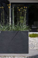 Jort Granite Pflanzkübel Midnight Schwarz aus Fiberstone – Detailansicht Oberfläche