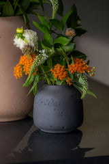 Jabari Black Washed Vase Schwarz aus Fiberclay – Rough-Look in Beton-Optik
