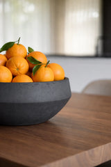 Vase Madu Black Washed – Offenporige Fiberclay-Oberfläche, 100% wasserdicht || Offenporige Oberläche | 100% wasserdicht