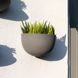 Hanging Wally Peter Wandpflanzschale Grau aus Fiberstone – runde Wandschale im Lifestyle