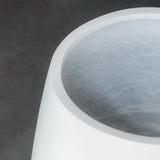 Pax Pflanzkübel Matt Weiß aus Fiberstone – Lifestyle-Setting mit Bepflanzung