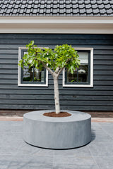 Seating Circle Sitzhocker & Pflanzkübel Grau aus Fiberstone – im Lifestyle-Setting