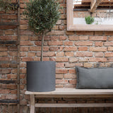 Max Pflanzkübel Schwarz aus Fiberstone – Detailansicht Oberfläche