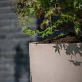 Max Pflanzkübel Taupe aus Fiberstone – Seitenansicht