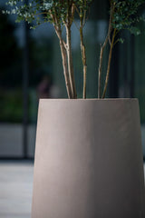 Nax Pflanzkübel Taupe aus Fiberstone – Detailansicht Oberfläche