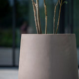 Nax Pflanzkübel Taupe aus Fiberstone – Detailansicht Oberfläche