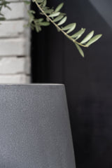 Pax Pflanzkübel Grau aus Fiberstone – Frontansicht