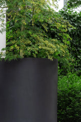 Jumbo Max Pflanzkübel Schwarz aus Fiberstone – im Lifestyle-Setting