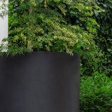 Jumbo Max Pflanzkübel Schwarz aus Fiberstone – im Lifestyle-Setting