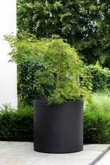 Jumbo Max Pflanzkübel Schwarz aus Fiberstone – Outdoor-Setting