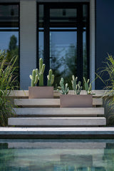 Balcony Balkonkasten Taupe aus Fiberstone – Lifestyle-Setting Balkon