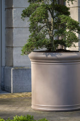 Jumbo Max Classic Taupe – konischer XXL Pflanzkübel aus Fiberstone im Gartenambiente