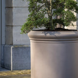 Jumbo Max Classic Taupe – konischer XXL Pflanzkübel aus Fiberstone im Gartenambiente