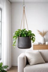 Hanging Patt Schwarz Blumenampel aus Fiberclay – Freisteller