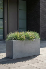 Jort Pflanzkübel Grau aus Fiberstone – runder Kübel im Lifestyle-Setting