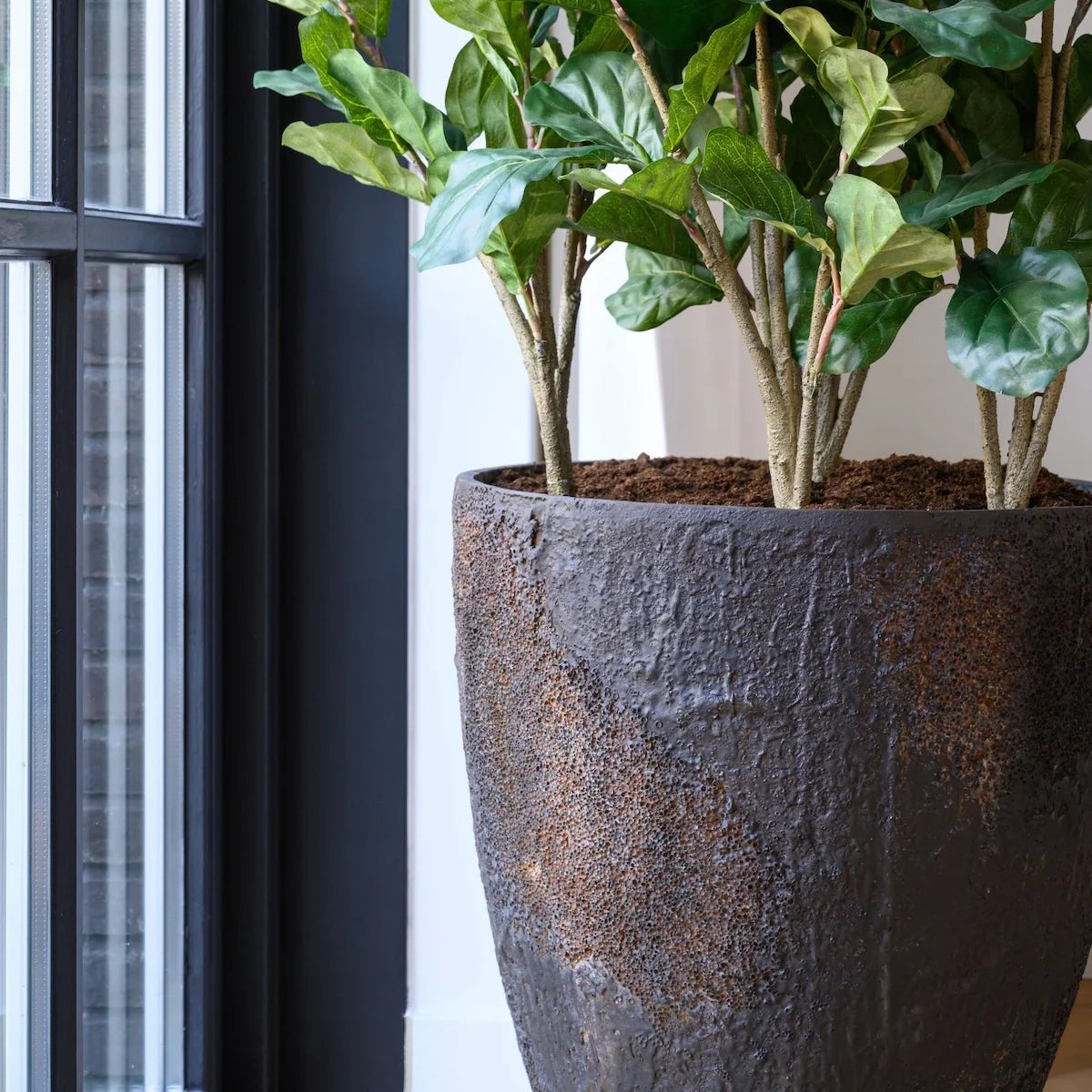 Nahaufnahme Pflanzkübel aus Ficonstone in Grau