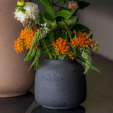 Jabari Black Washed Vase Schwarz aus Fiberclay – Rough-Look in Beton-Optik