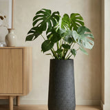 Nax Pflanzkübel Midnight Schwarz aus Fiberstone – im Lifestyle-Setting