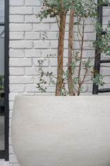Jumbo Orb Pflanzkübel Grey Washed aus Fiberstone – Seitenansicht