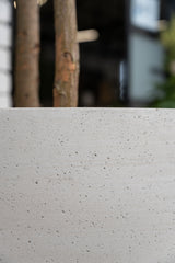 Jumbo Orb Pflanzkübel Grey Washed aus Fiberstone – Detailansicht Oberfläche