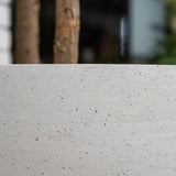 Jumbo Orb Pflanzkübel Grey Washed aus Fiberstone – Detailansicht Oberfläche