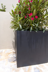Eckiger Pflanzkübel Block Schwarz aus Fiberstone – nahaufnahme 