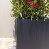 Eckiger Pflanzkübel Block Schwarz aus Fiberstone – nahaufnahme 