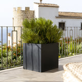 Block Pflanzkübel Schwarz aus Fiberstone – quadratischer Kübel im Lifestyle-Setting