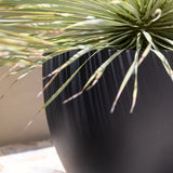 Jesslyn Pflanzkübel Schwarz aus Fiberstone – Outdoor im Ambiente