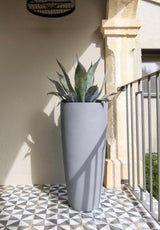 Dax Pflanzkübel Grau aus Fiberstone – konisch-hoher Kübel im Lifestyle-Setting