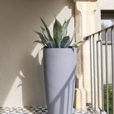 Dax Pflanzkübel Grau aus Fiberstone – konisch-hoher Kübel im Lifestyle-Setting