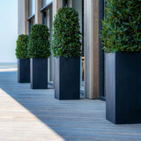 Bouvy Pflanzkübel Schwarz aus Fiberstone – Ø80 im Outdoor-Setting