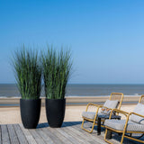 Ben Pflanzkübel Schwarz aus Fiberstone – konisch-hoher Kübel im Lifestyle-Setting