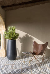 Nax Pflanzkübel Schwarz aus Fiberstone – im Lifestyle-Setting