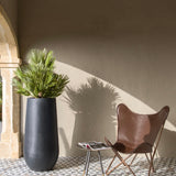 Nax Pflanzkübel Schwarz aus Fiberstone – im Lifestyle-Setting