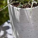 Suzi Grey Washed Pflanzkübel Grau – Lifestyle-Aufnahme