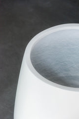 Pax Pflanzkübel Matt Weiß aus Fiberstone – Lifestyle-Setting mit Bepflanzung