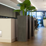 Bouvy Pflanzkübel Grau aus Fiberstone – Outdoor im Ambiente