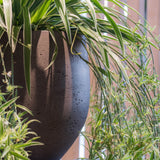 Orb Black Washed Pflanzkübel Schwarz – Detailaufnahme